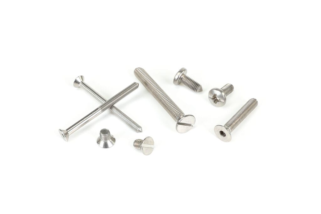 Stainless steel machine screws with flat and pan heads for general fastening